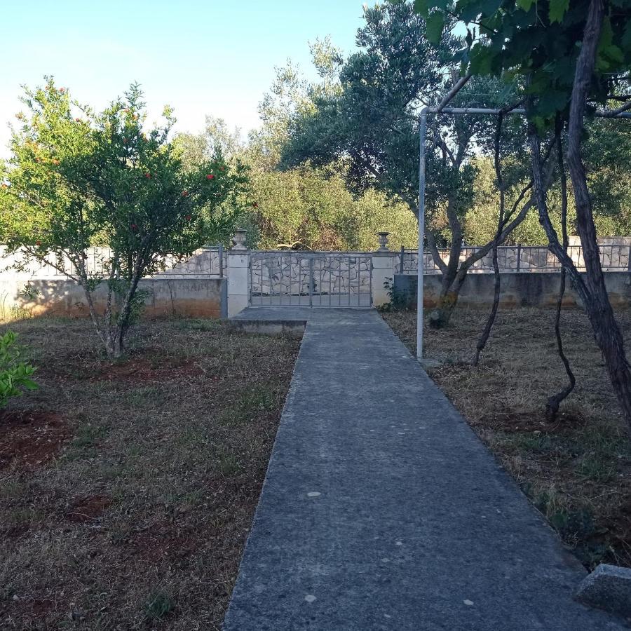 My Mediterranean Villa With Huge Garden And Own Parking ลุมบาร์ดา ภายนอก รูปภาพ